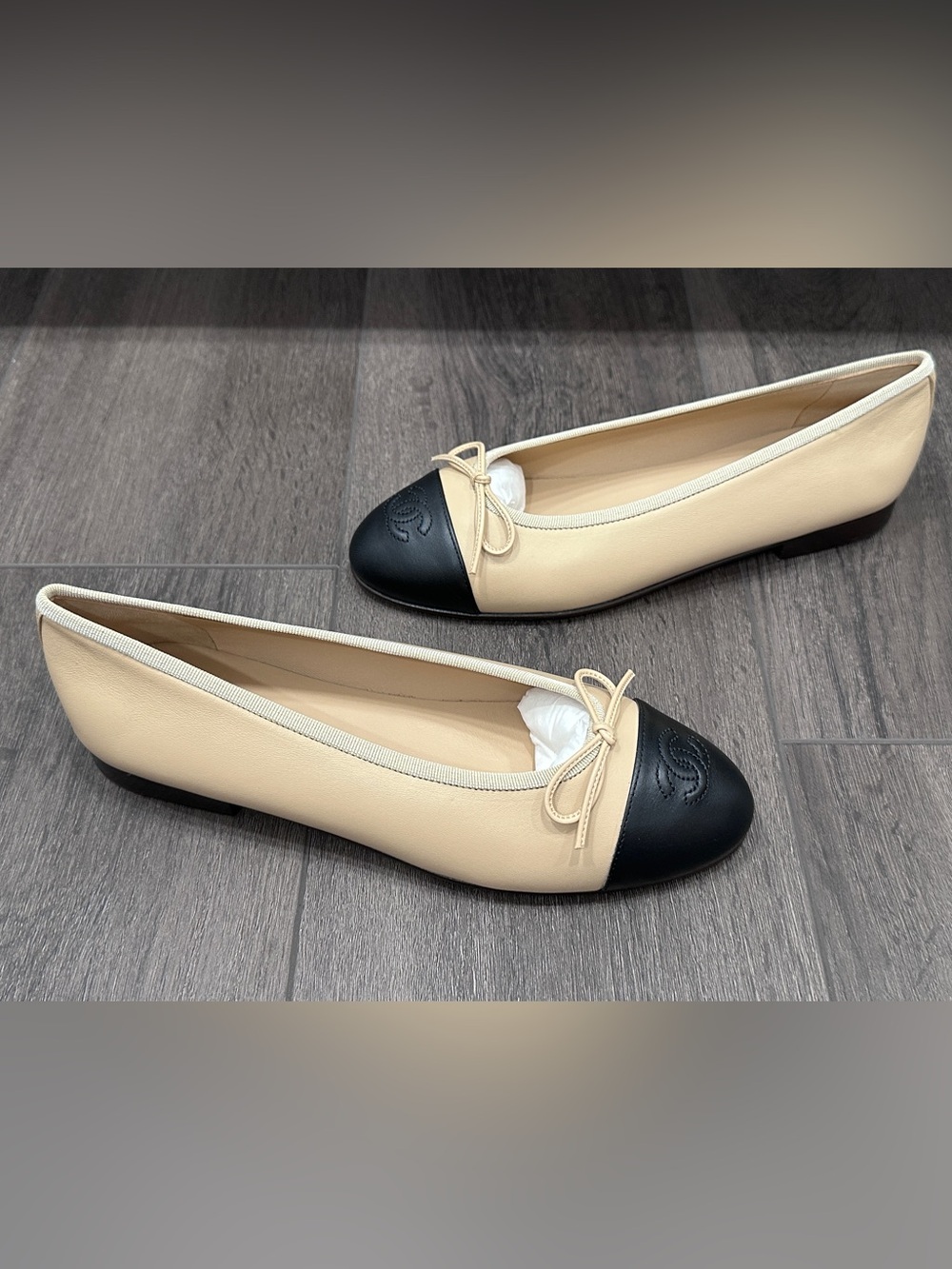 CHANEL CC LOGO BEIGE & BLACK LEATHER BALLET BALLERINA FLATS SHOES Size 38.5C - Picture 2 of 13